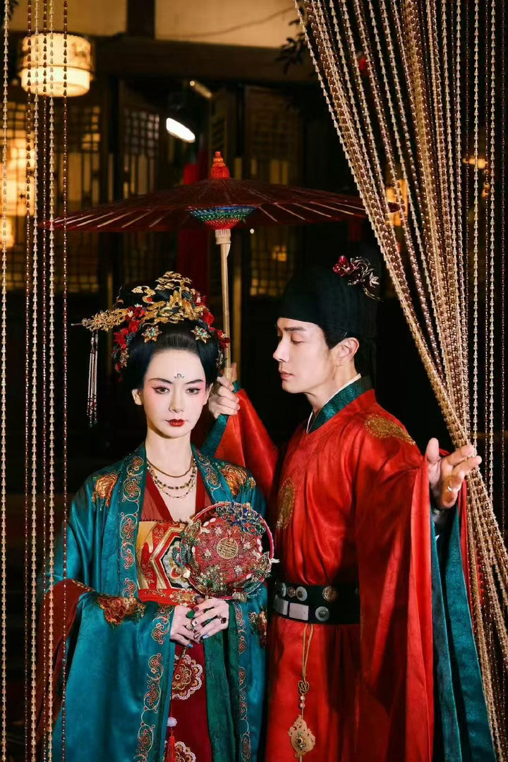 李承铉给戚薇手搓AI纪念日礼物戚薇回应李承铉手搓AI从戚薇轻松诙谐的反馈当中，能