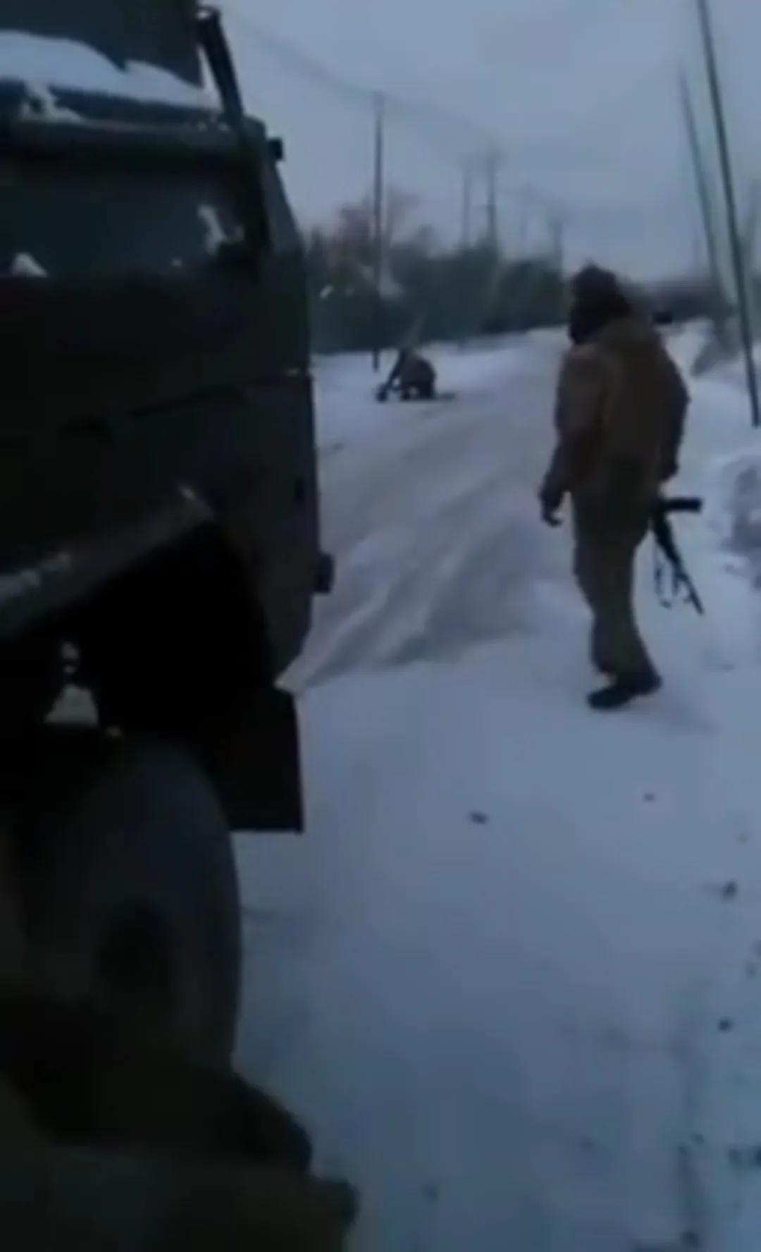 一名乌军士兵在排除道路上的俄军FPV时，没想到FPV突然炸了。爆炸威力很大，那名