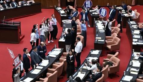 蓝白不挡了！民进党提案“谴责《民族团结法》”径付二读。

7月14日，台湾立法机