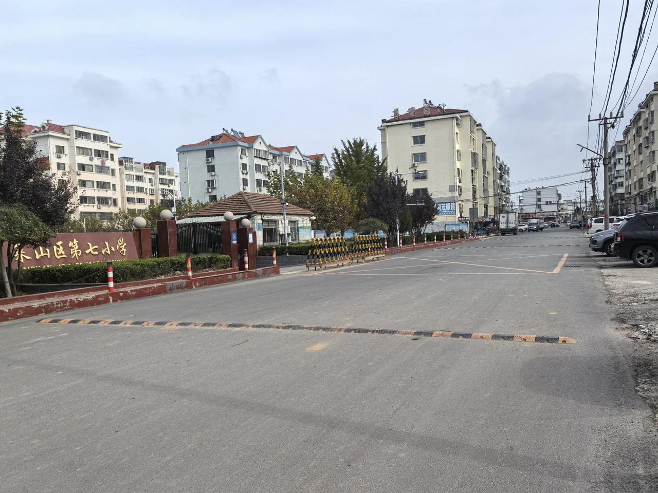 南塂小学门前路面终于硬化了，偶然间路过这里看到路面硬化了，这真的很好！
    