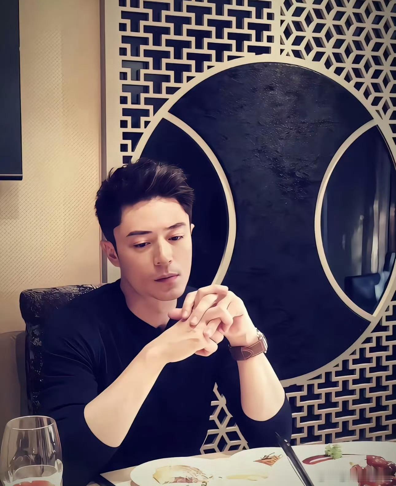 嘴上一直在劝手也没停过 