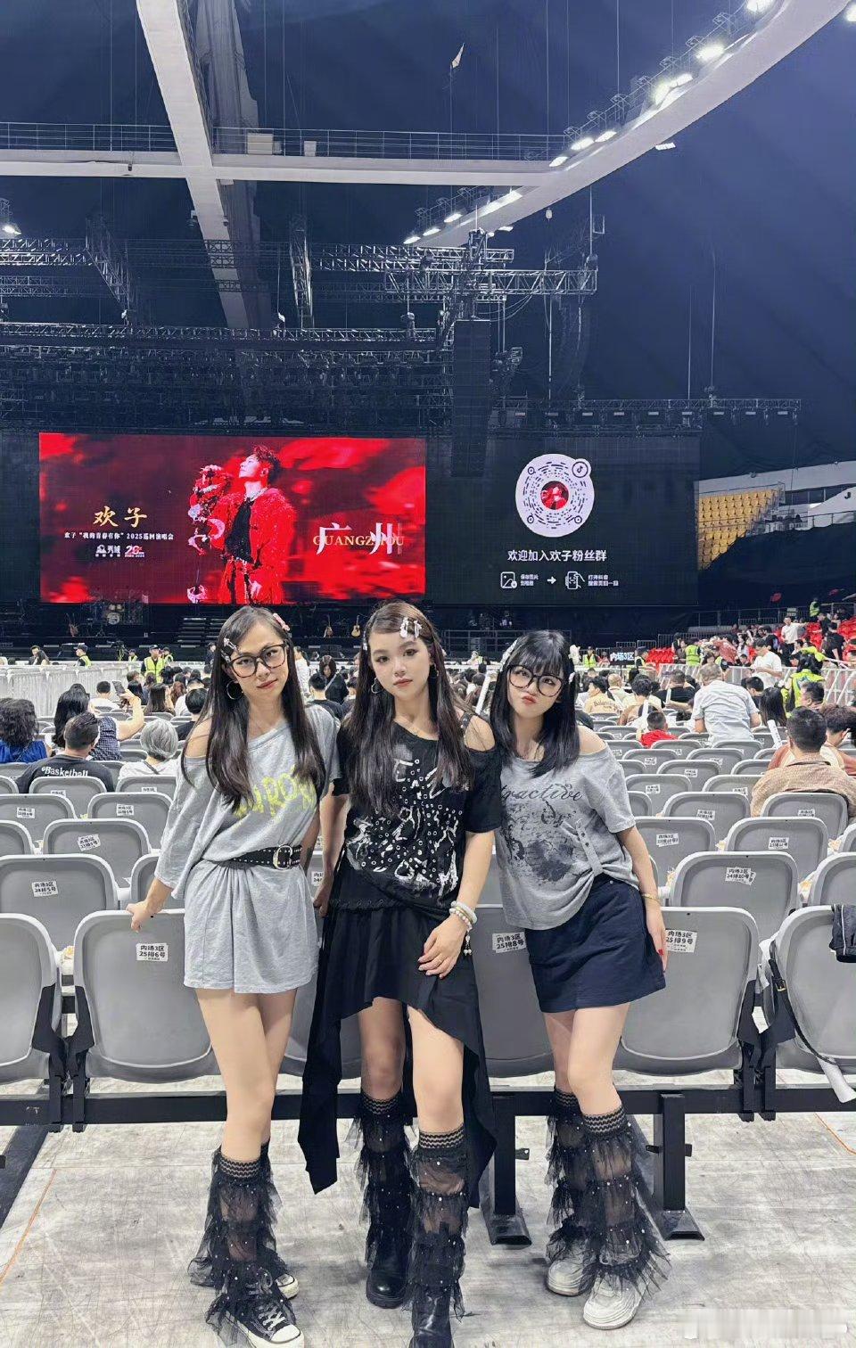 千禧年歌手广州演唱会爆改非主流 欢子演唱会，千禧记忆杀疯了[爱慕][爱慕] 每首