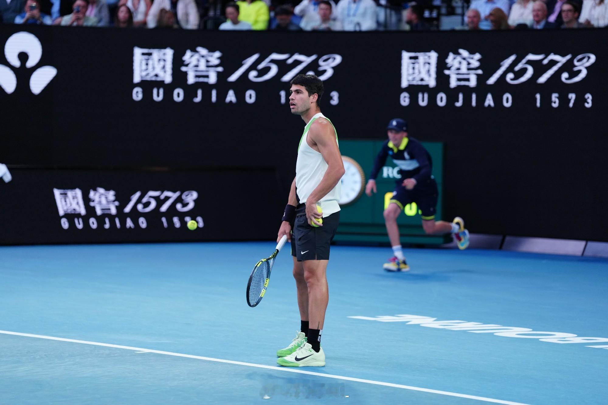 阿尔卡拉斯完成全满贯阿尔卡拉斯 2-6 6-2 6-3 7-5战胜德约科维奇✅生