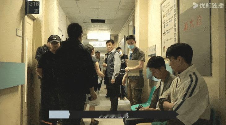 #黄景瑜王子奇演我见到钱的样子# 这不就是地主家俩傻儿子吗！黄景瑜：这是钱？钱长