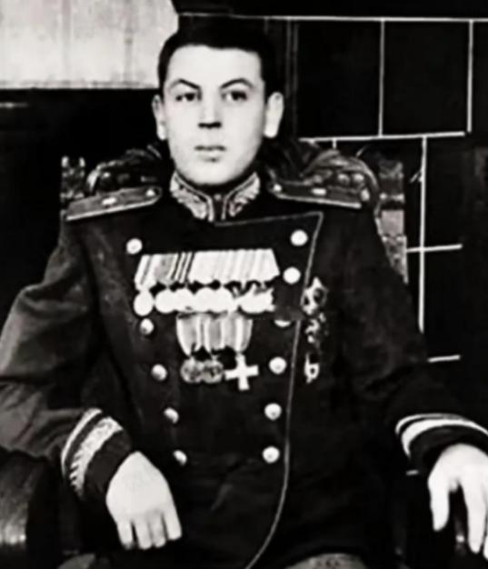 1953年，苏联铁腕领袖斯大林去世，仅仅21天后，失去斯大林庇护的儿子瓦西里，便