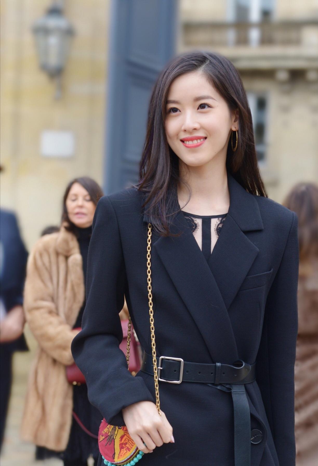 说实话，
好好打扮自己，
不仅是外在修饰，
更是提升内在状态的关键。
形象是一个