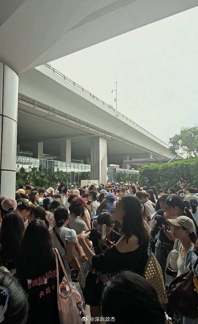 今天深圳机场来了个帅哥男明星  这些全部是粉丝，来接机的 。深圳
