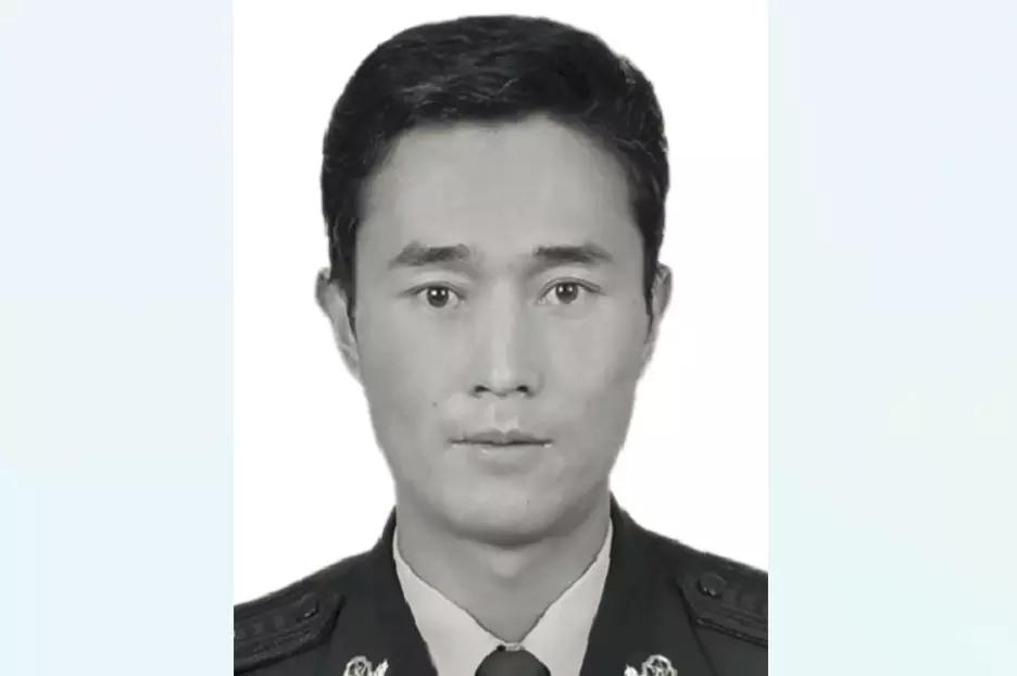 甘肃定西陇西县公安局特警大队大队长赵虎，年仅44岁就因公牺牲，太让人痛心了。就在