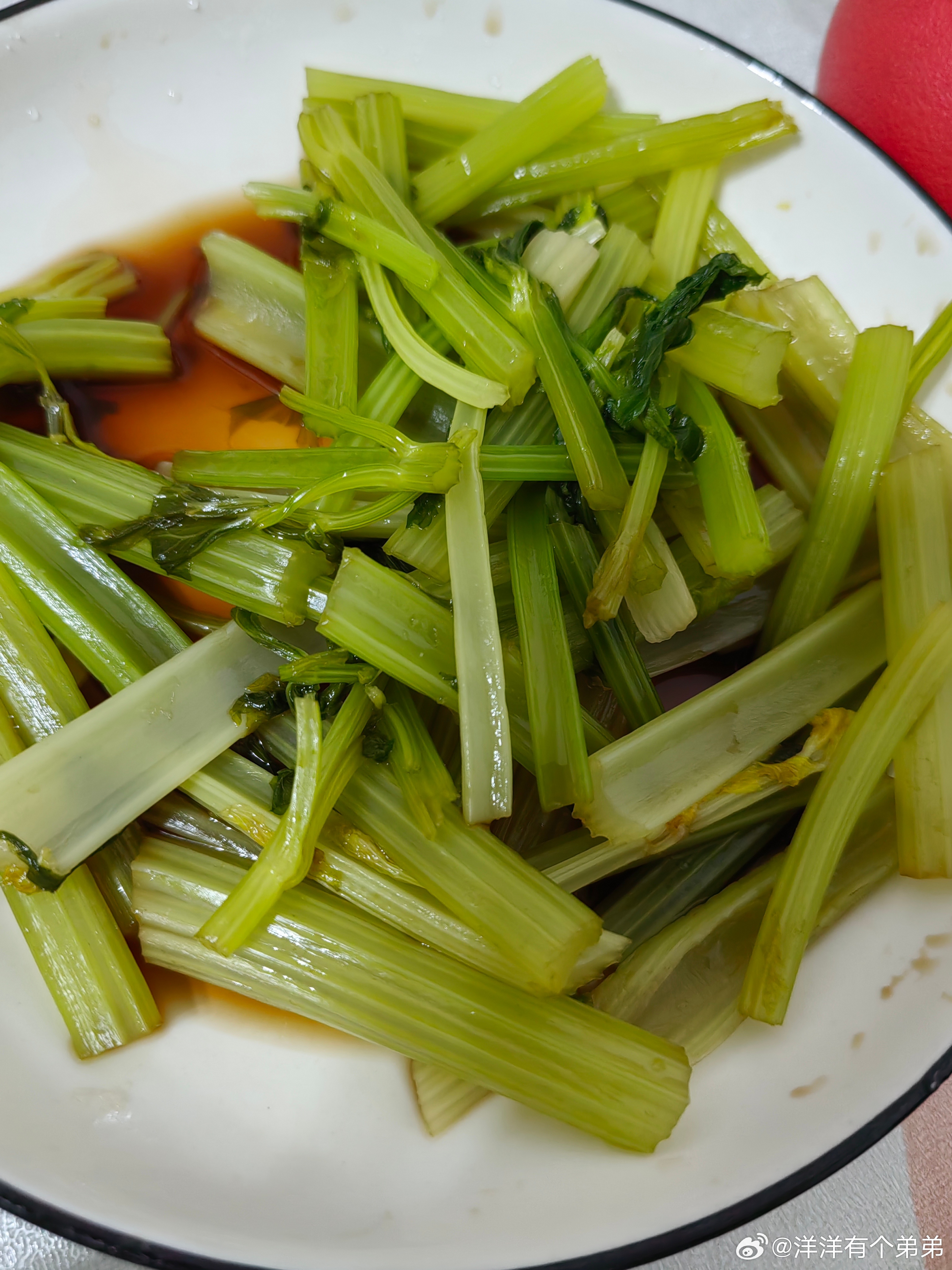 今天的晚餐：红烧肉（新学的这个做法特别好家里的孩子都喜欢吃）凉拌芹菜（自己随便创