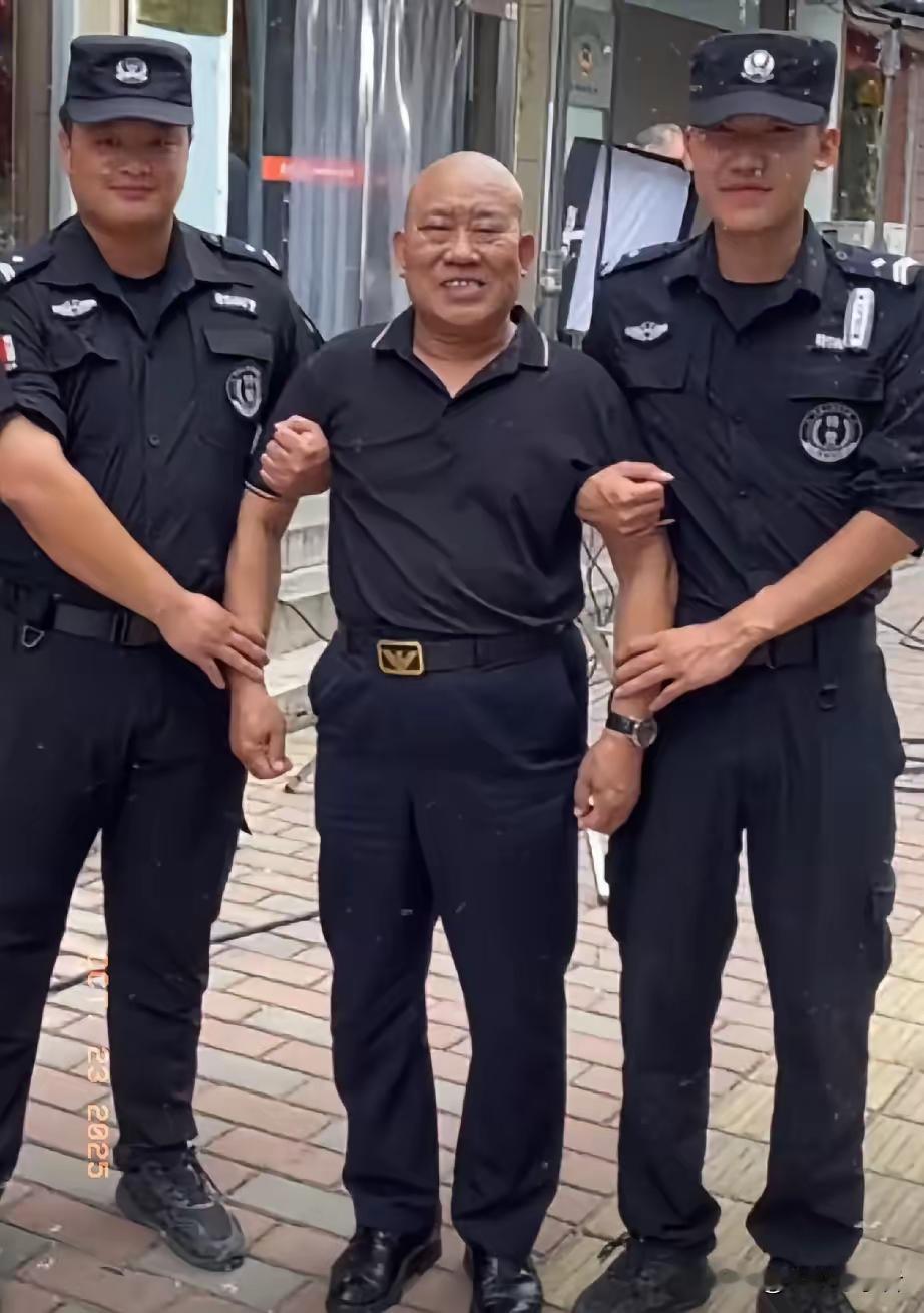 他凭一张"歪嘴"脸火遍全国，这一独特标识源于儿时意外，却成了演艺路上的"王牌"。