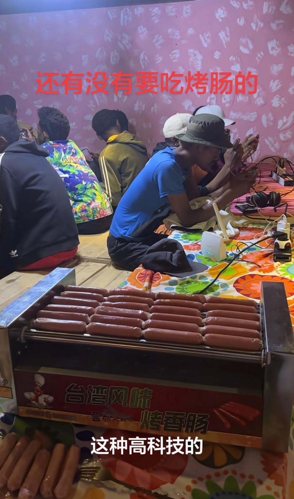 原来网吧是可以没有电脑的一个WiFi就干网吧生意了 怪不得是非洲遍地黄金呢，这样