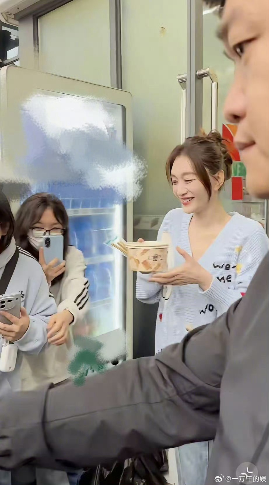 偶遇李小冉浪姐录制投喂粉丝李小冉五十岁状态被李小冉现场投喂关东煮也太幸福了！姐姐