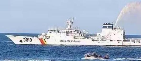近日黄海争议海域突发一起令人痛心的涉外渔业执法事件，整个局面已然发展到难以收场的