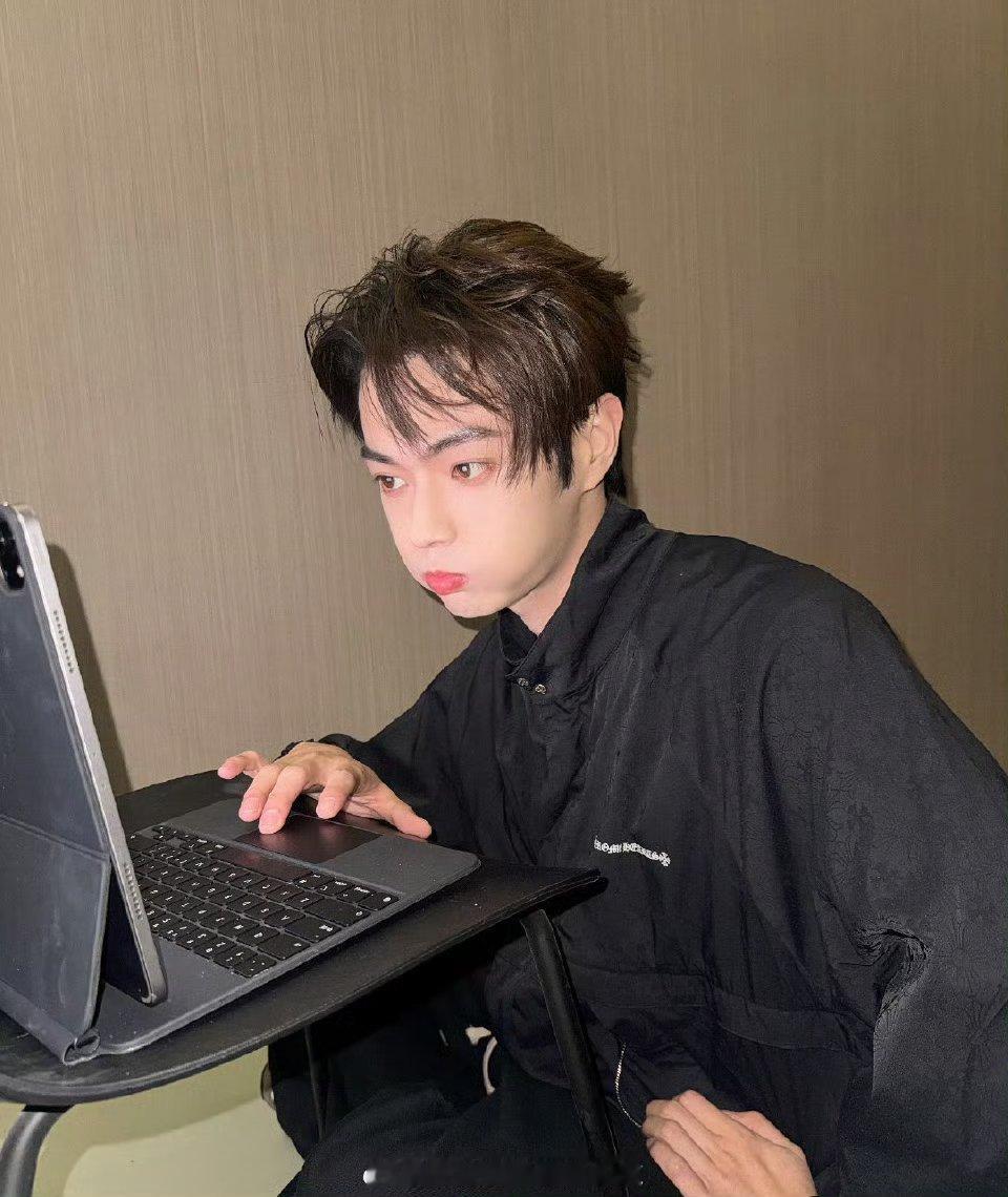 许凯的新营业 自拍大户来的吧！嘟嘴照、酷照、玫红相机绝了 