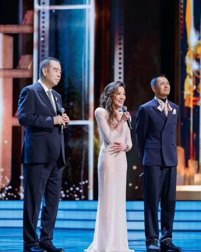 没想到陈凯歌导演的个子这么高，一直认为周润发已经算是个大高个了，可是两人同框，发