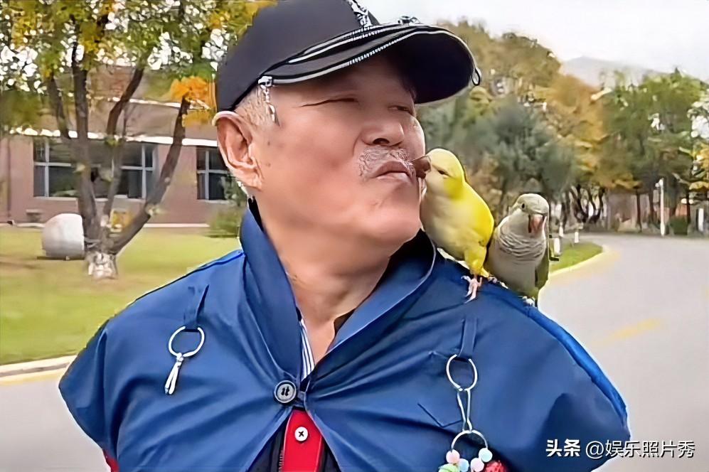 “逗笑别人”逗了半辈子，现在该“享受”了，却有人说他“过气”了！

肩膀上站了“
