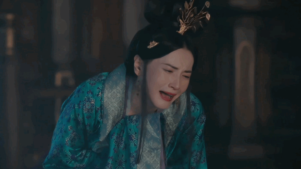 李媛哭戏破碎感溢要出屏幕了 水池旁静坐，过往尽数崩塌。李媛一个眼神，道尽尹素莲半