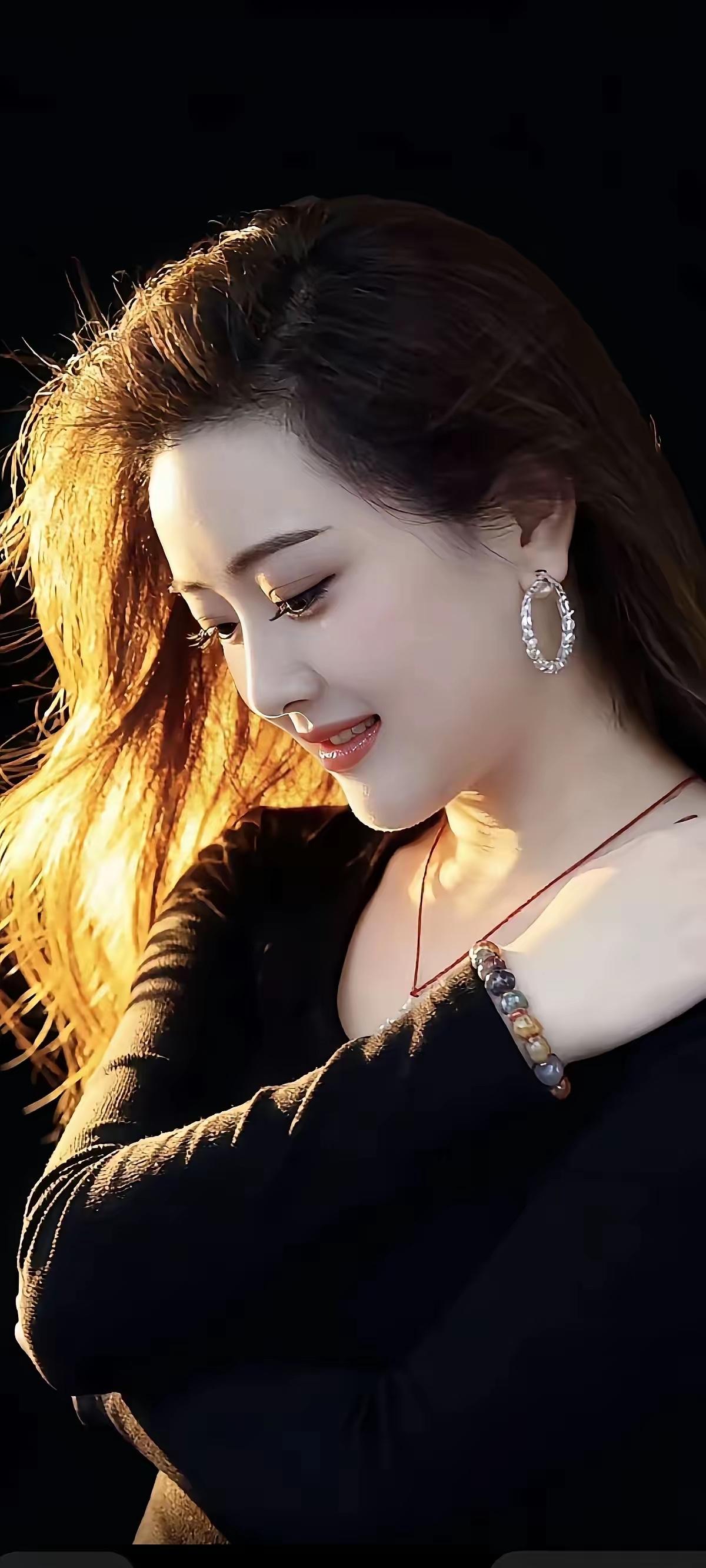 低头浅笑太绝了！逆光下的美女，温柔到让人移不开眼