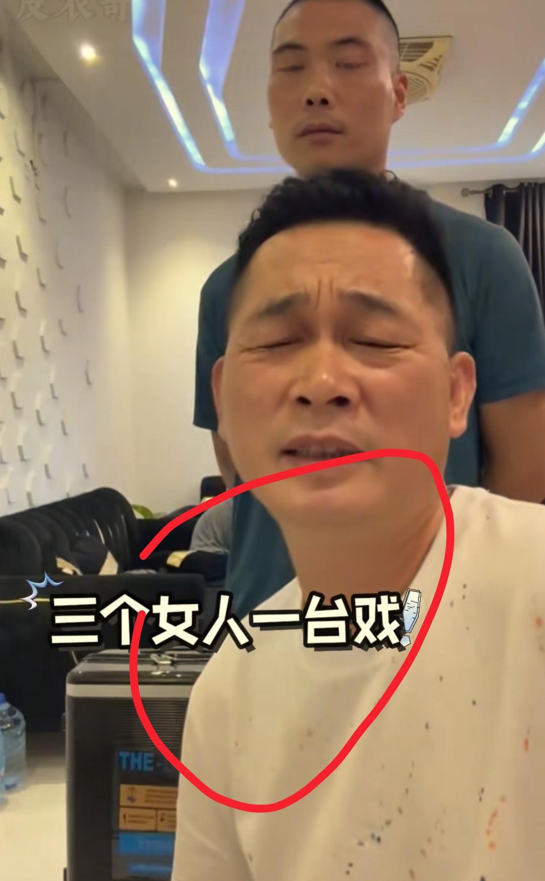  现在全网最糟心的就是皮衣哥了吧！
不是因为帮扶同胞费心费力，也不是因为筹备双团
