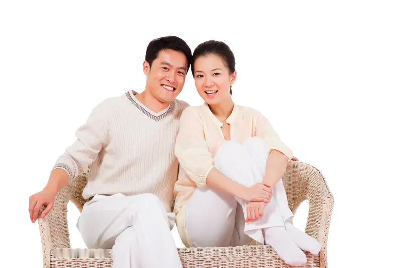 胡锡进这话挺在理的。夫妻、情侣之间的示爱、调情本就是亲密关系里很自然的情感表达。