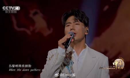 海来阿木央视中秋晚会把烈马穿身上了 海来阿木秋晚舞台造型狠狠惊艳，简约米白西装搭