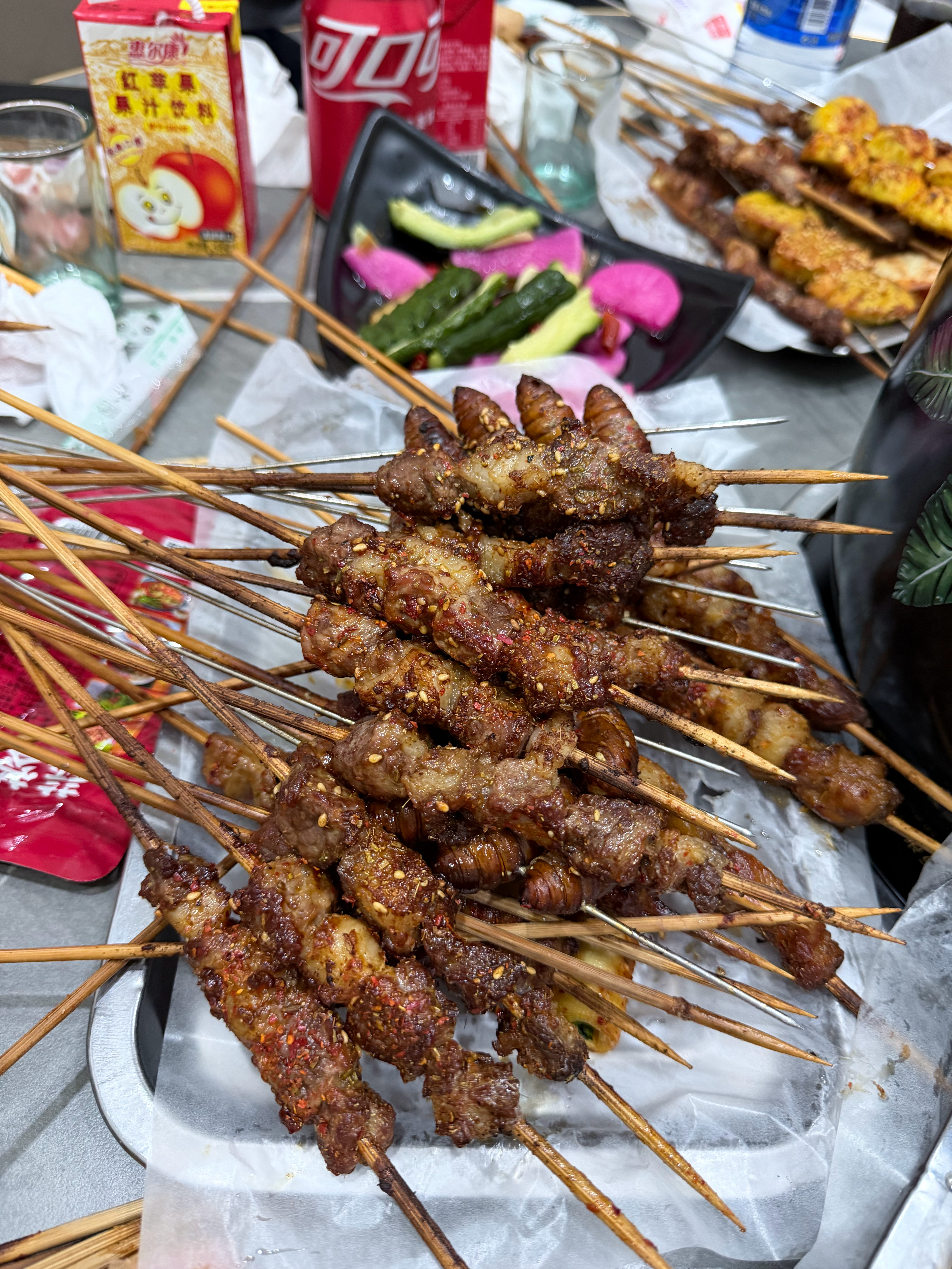 牛肉串2元，大油边3.5元，涮肚锅里涮冷面。烧烤圈里佳木斯烧烤算权威吧