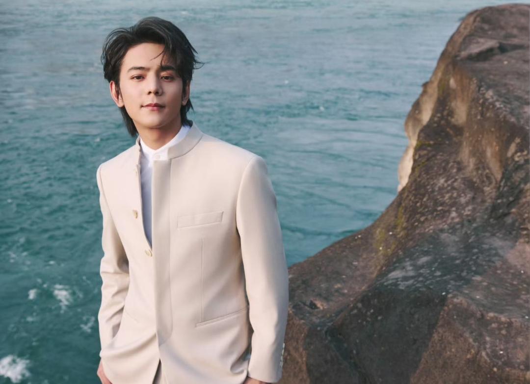 几年前那个在草原上骑马、连普通话都说不利索、没怎么读过书的藏族少年，凭着一双干净