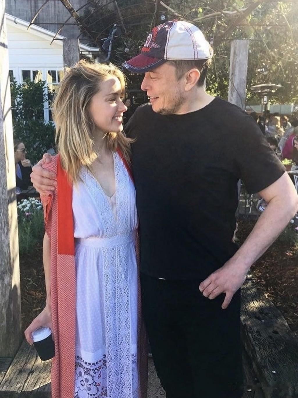 艾梅柏3个代孕宝宝生父是马斯克？😱

刷到外网，艾梅柏带3个代孕娃出门被拍，孩