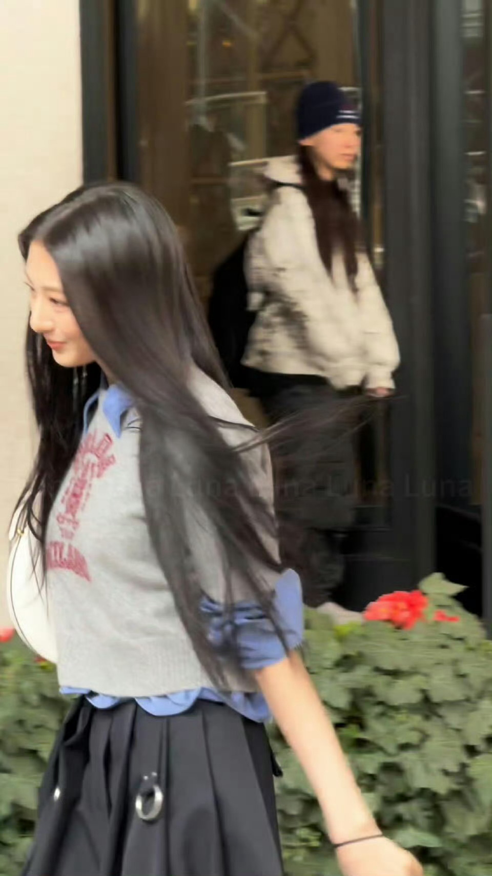 把李嘉元的脸挡住发现我一点都不喜欢这个穿搭 咋能美成这样….这还是视频随意截图里