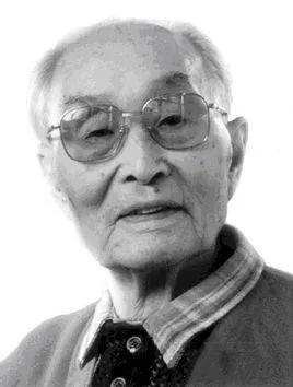 1964年，张爱萍去酒泉基地视察，突然瞧见了几个战士的背包是斜挎着的，他凭多年经