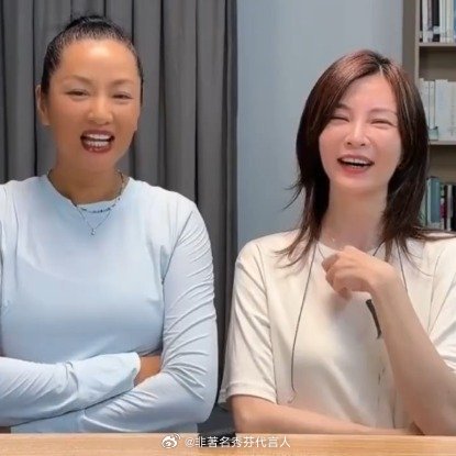 瞿颖吃火锅挺废人的姐，真的随时随地都有梗。 