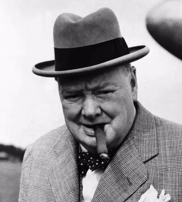 1941年的秋天，大西洋的风裹着硝烟味，刮进唐宁街十号的时候，一个桃花心木柜子从