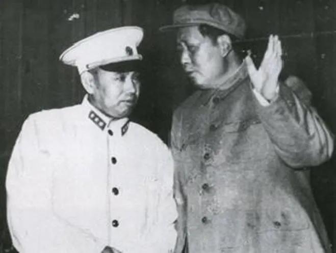 1952年，许世友回家看探望老娘。哪知道，见到亲叔叔许存礼后，许世友竟然拔枪，母