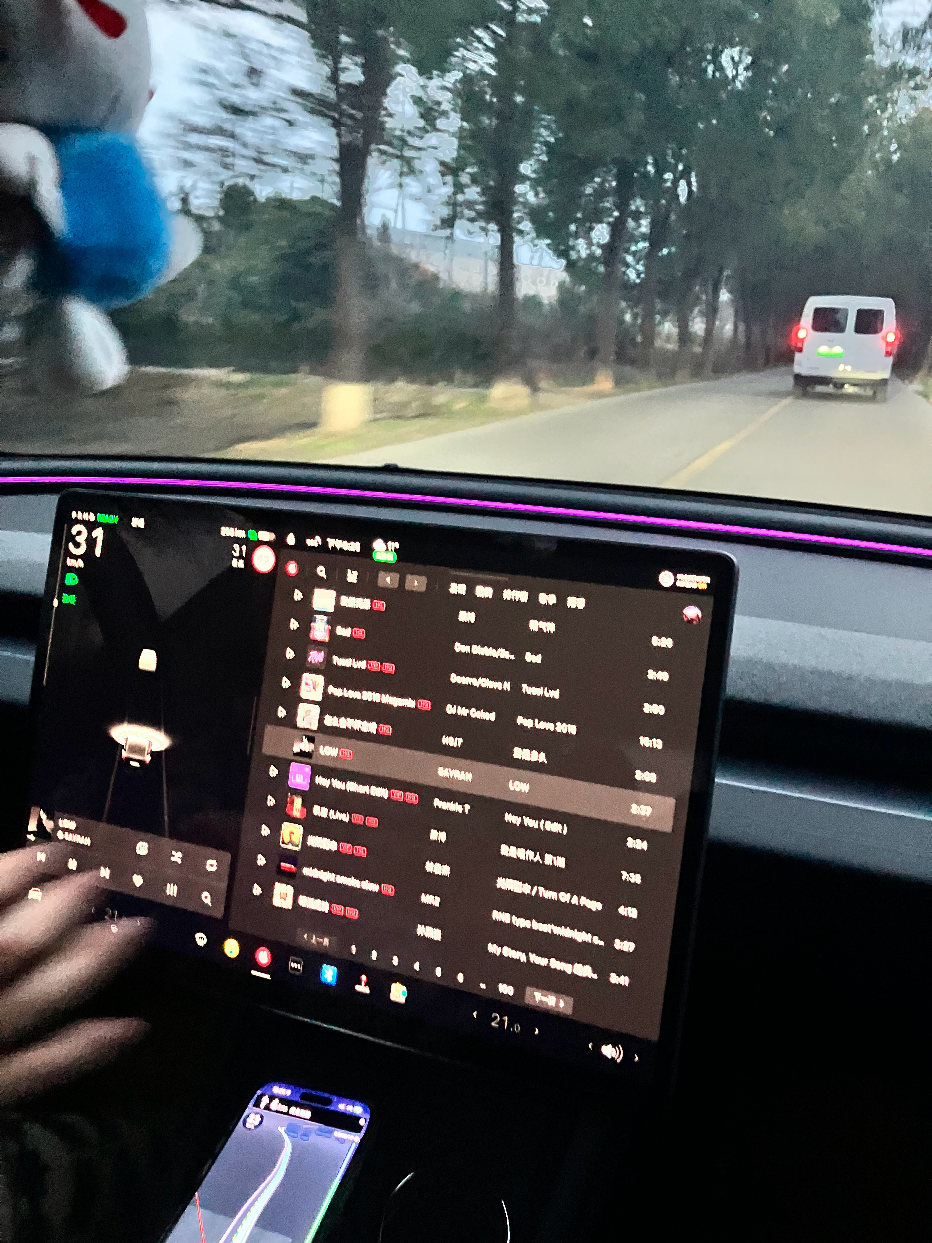 换新3，没有老3那么硬，但也还是硬，胎噪比腾势Z9和享界S9大很多。车内垂向空间