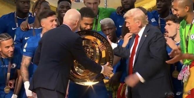 特朗普实现了和平奖梦，发表特示获奖感言。
过程也很喜庆。
首届FIFA和平奖花落