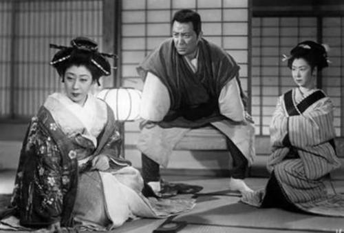 1931年，一位名叫井上清一的日军中尉因不愿远赴中国参战，他的妻子千代子便毅然决