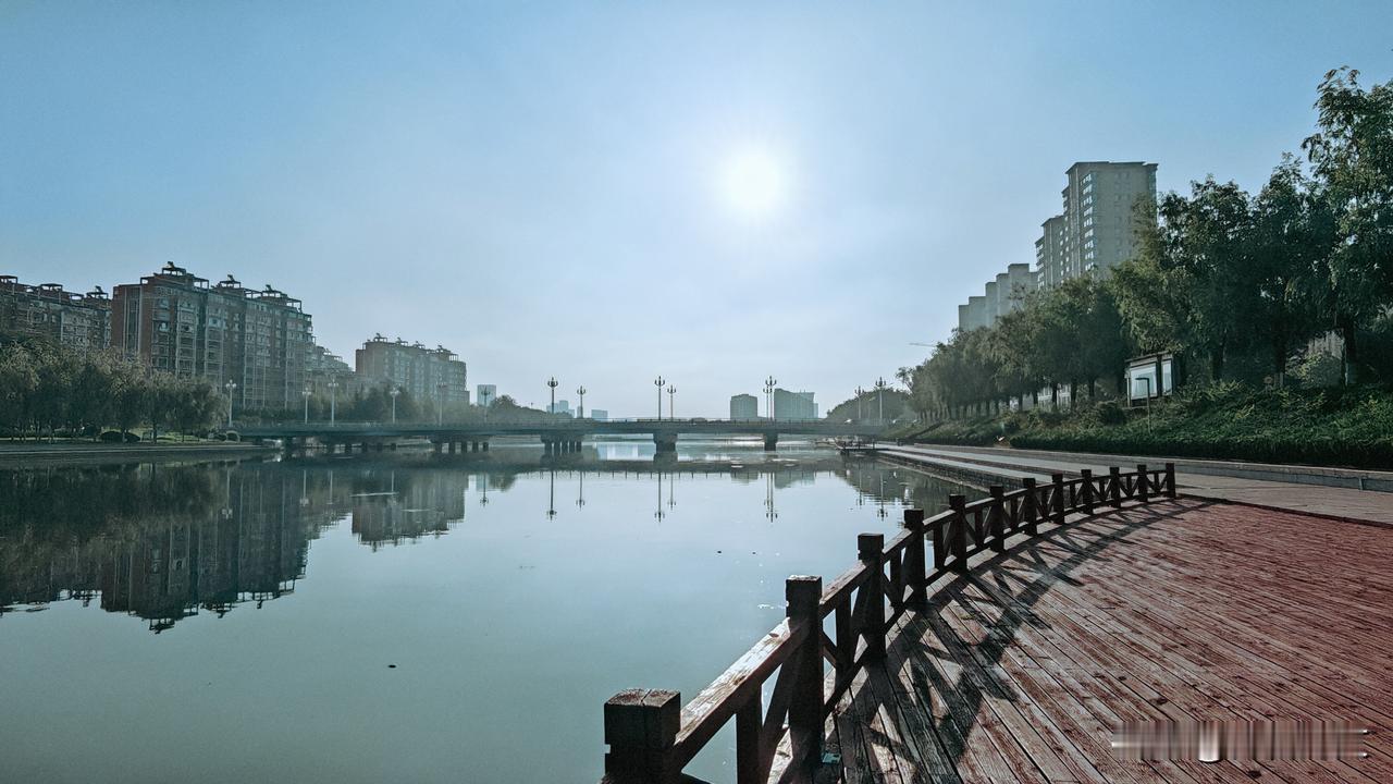 《河畔朝阳》
长河渐醒雾初收，赤镜浮光映碧流。
夹岸垂杨梳晓鬓，倚天孤鹜试新喉。
