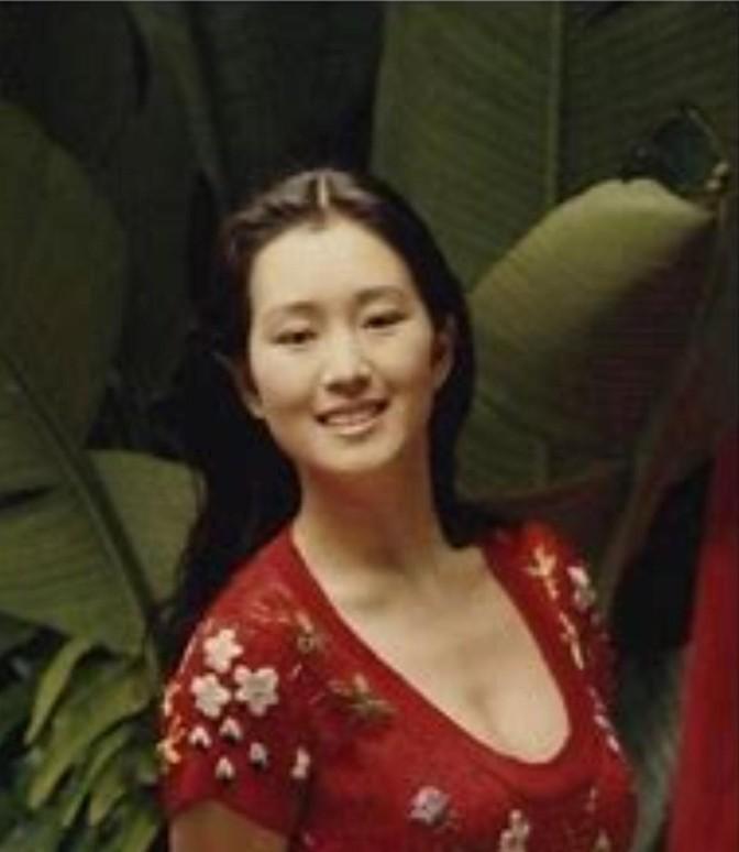 1987年，张艺谋打算拍《红高粱》，女主选择了“胸大臀肥”的史可。但是巩俐也想演