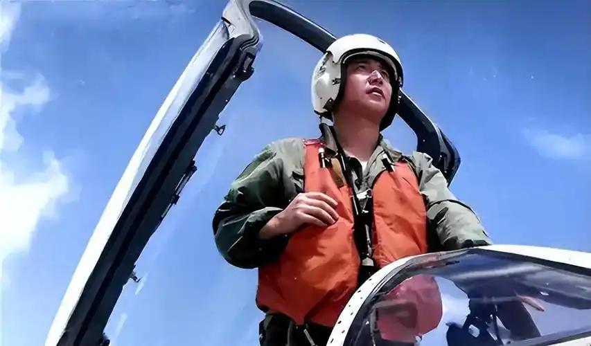 南海撞机王伟成功跳伞，为啥10万人都找不到他？直到20多年后才懂。
 
2001