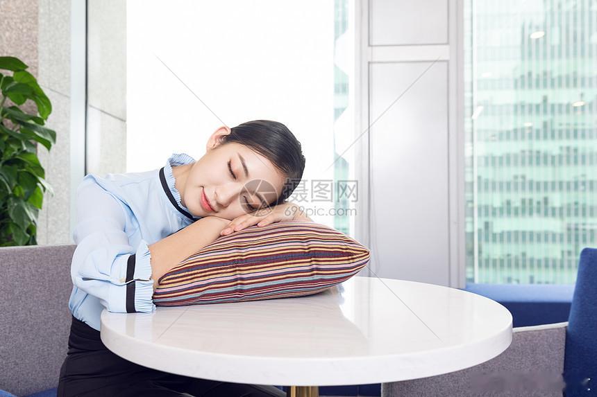 下午休是性价比最高的半天假 下午休才是打工人的终极智慧！早上干完活中午走，不用早