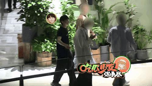 #黄磊一家三口与何炅聚餐# 黄磊孙莉夫妇带大女儿黄多多与何炅等人聚餐，现场气氛热