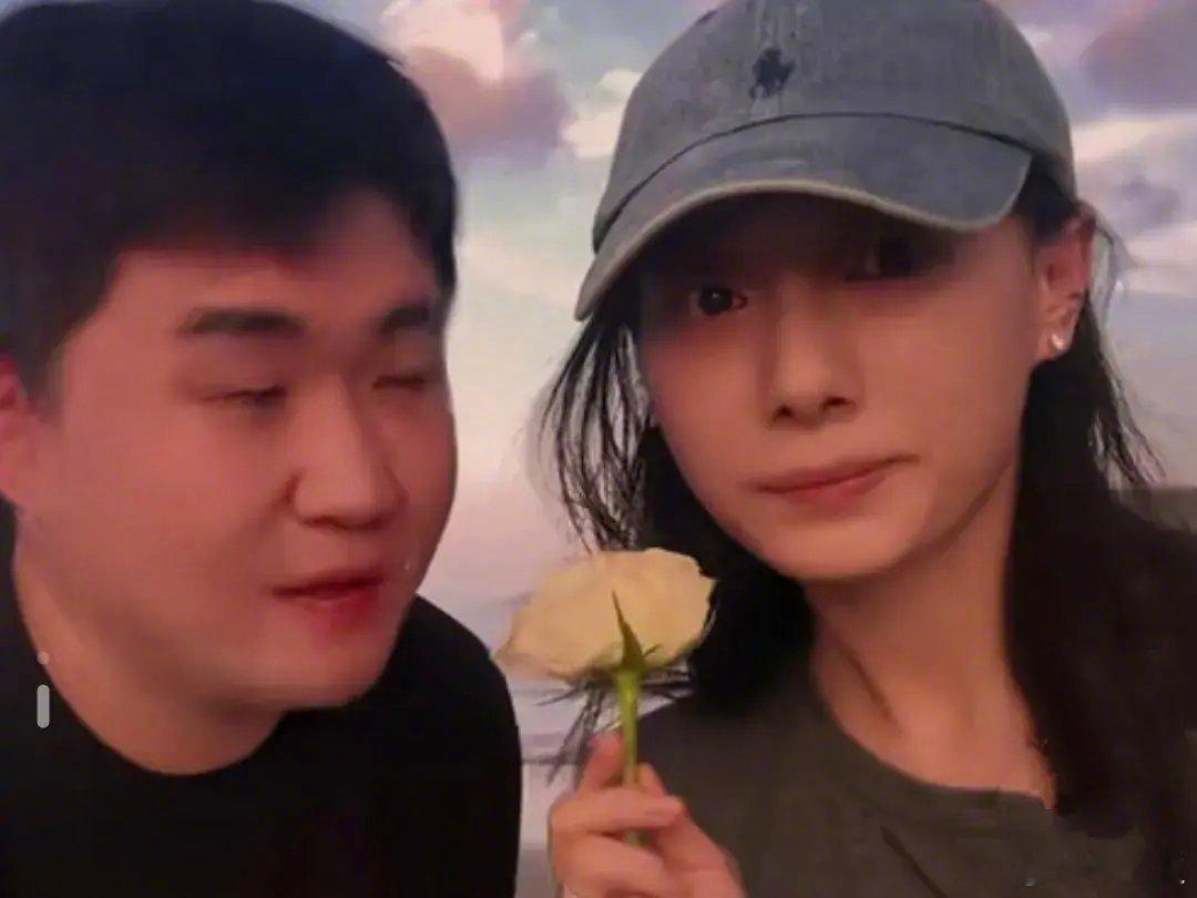 #张百乔向小雪求婚#张百乔在那广阔无垠的海边，向心爱的女友求了婚。夕阳的余晖洒在