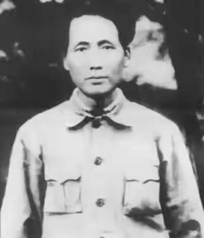 八年沉夜磨初心，历尽风霜成脊梁
 
世人皆知遵义会议的万丈荣光，皆知四十二岁的伟