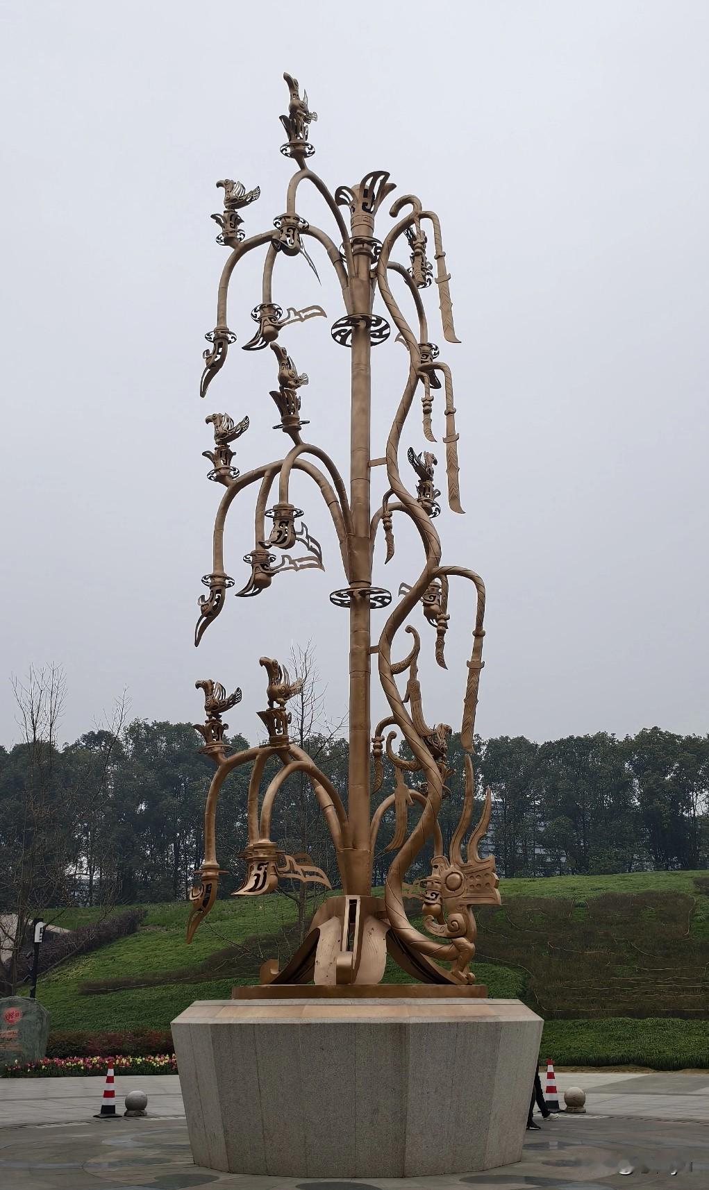 今天，参观三星堆博物馆。馆藏本身令人震撼，目不暇接。说几句题外话。一是馆外“野”