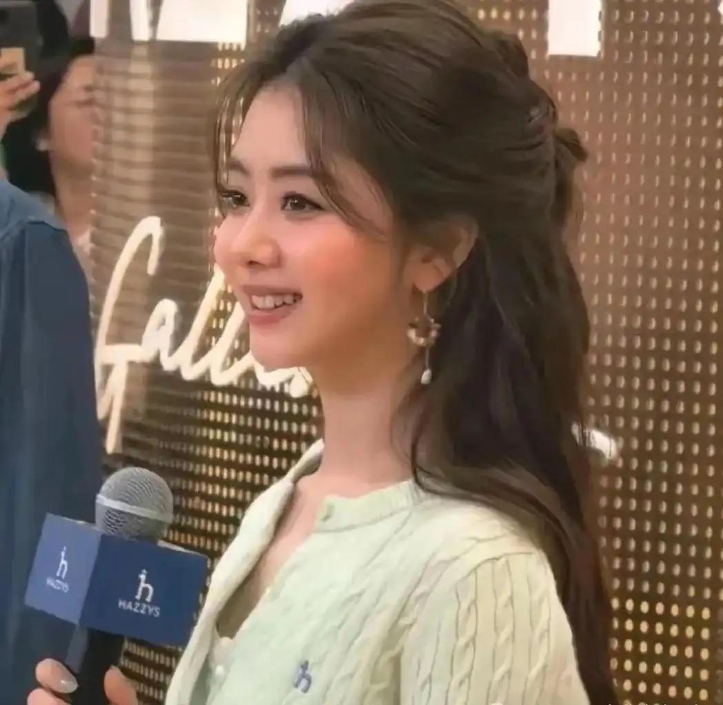 [太阳]谭松韵的真人比照片好看太多了，完全不是一个级别的美女

最近被谭松韵狠狠