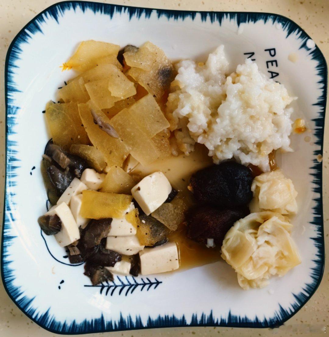 老母亲的午餐：软米饭，蒸大枣（蒸好了剥掉外皮），蒸百合（洁白的百合被蒸黄了，时间