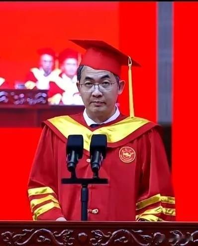 付磊看中曾某某什么，我不知道，但我知道的是付磊和曾某某在一起时确实显年轻。

果