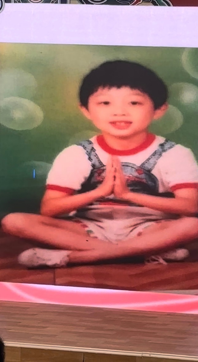 许昕儿童照好萌！许昕在#冠军体育课# 讲诉他的乒乓故事：刚进入国家队觉得自己是天