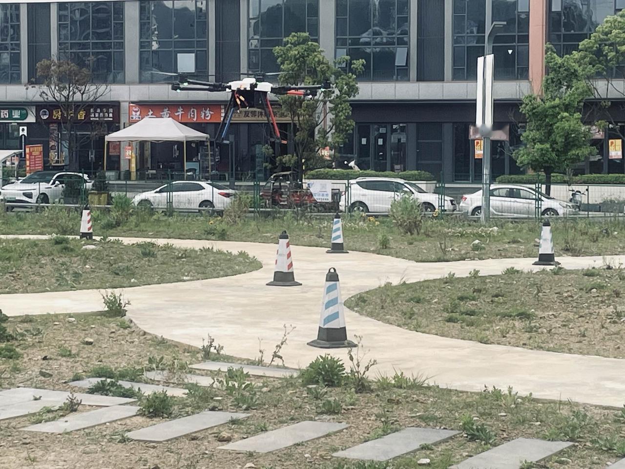 低空经济汹涌而来，报名学习者如过江之鲫。以至于每天在这个学校都会有新的面孔出现。