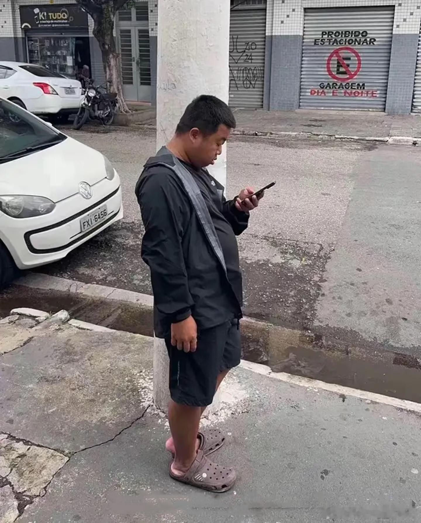 蓝战非是谁啊？这看起来完全不像有钱人啊？ 